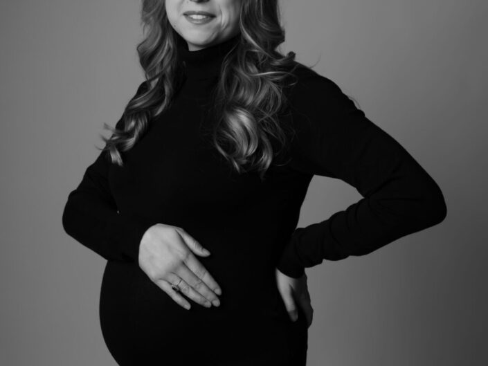 photographie d'une femme enceinte réalisée par Studio Odyssée, photographe spécialisée dans la grossesse à Strasbourg