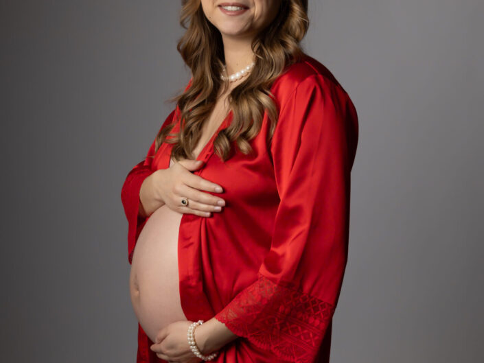 photographie d'une femme enceinte réalisée par Studio Odyssée, photographe spécialisée dans la grossesse à Strasbourg