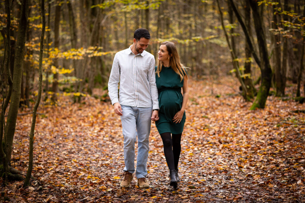 couple de futurs parents dans la nature - photographe de grossesse en couple en Alsace