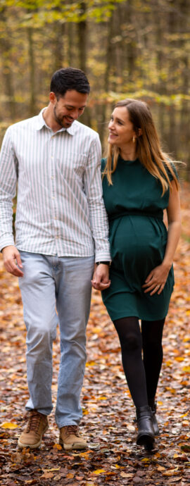 couple de futurs parents dans la nature - photographe de grossesse en couple en Alsace